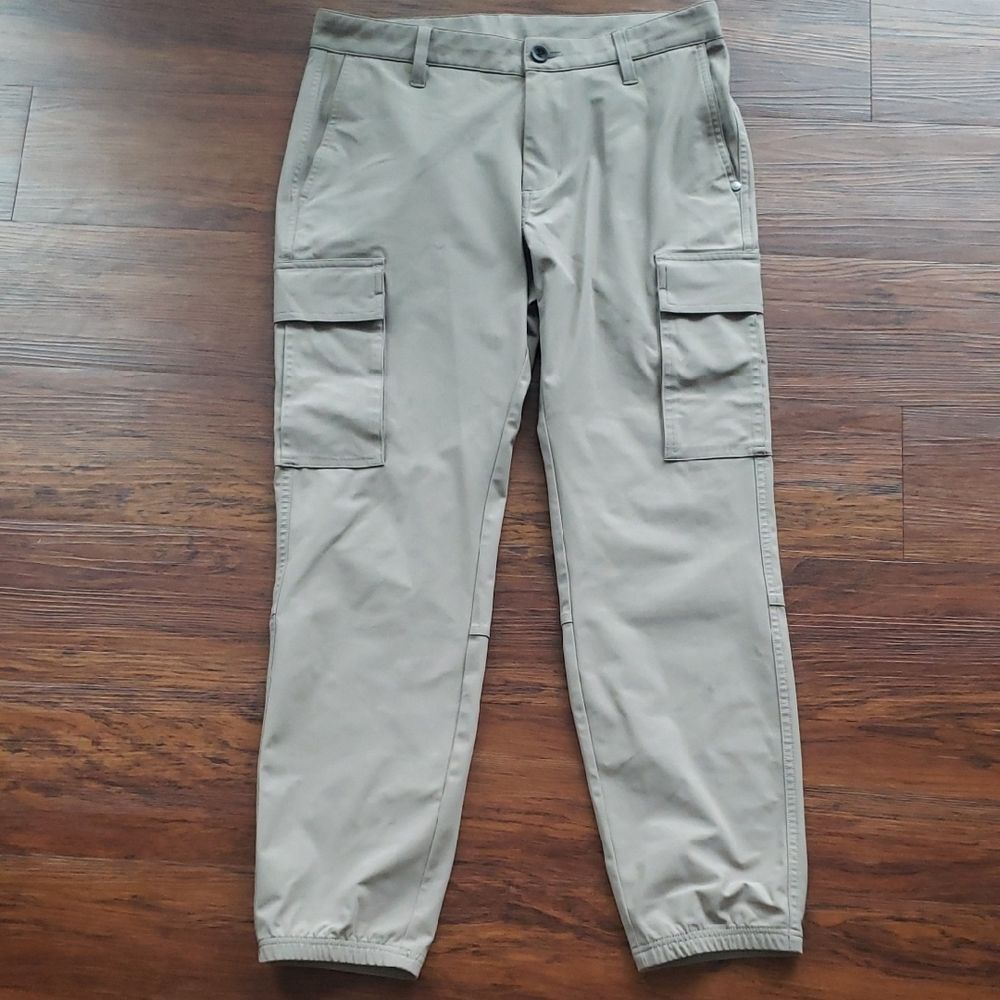 NWOT Vuori Men's Khaki Tan Casual Athleisure Relaxed Cargo Pants Size 30